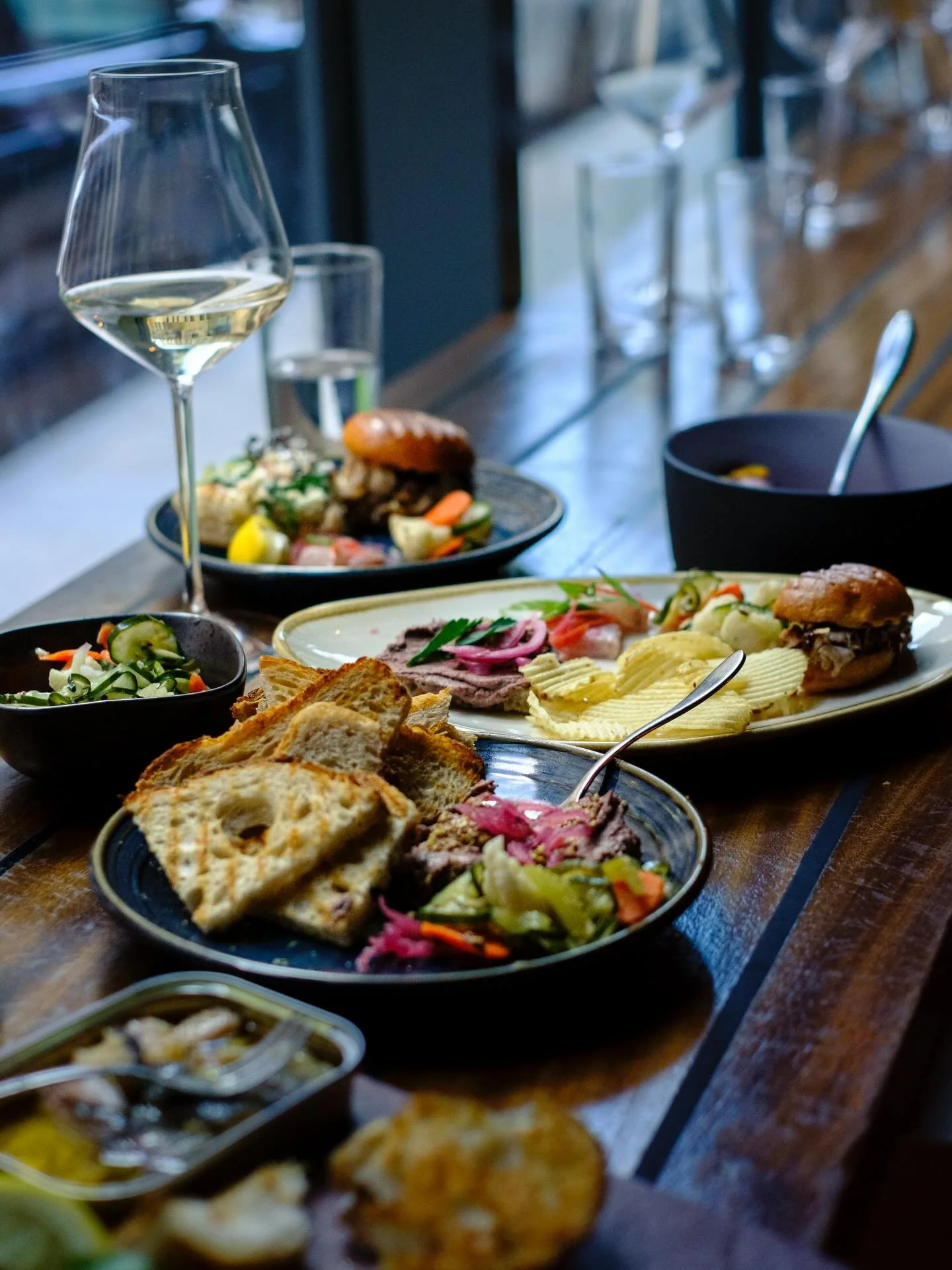 It's Friday night baby...
You comin'?

 📸 @racheljapple 
#thisishowwedoit #fridaynightlights #haleyhenrybar #moody #ticktick #BOOM💥