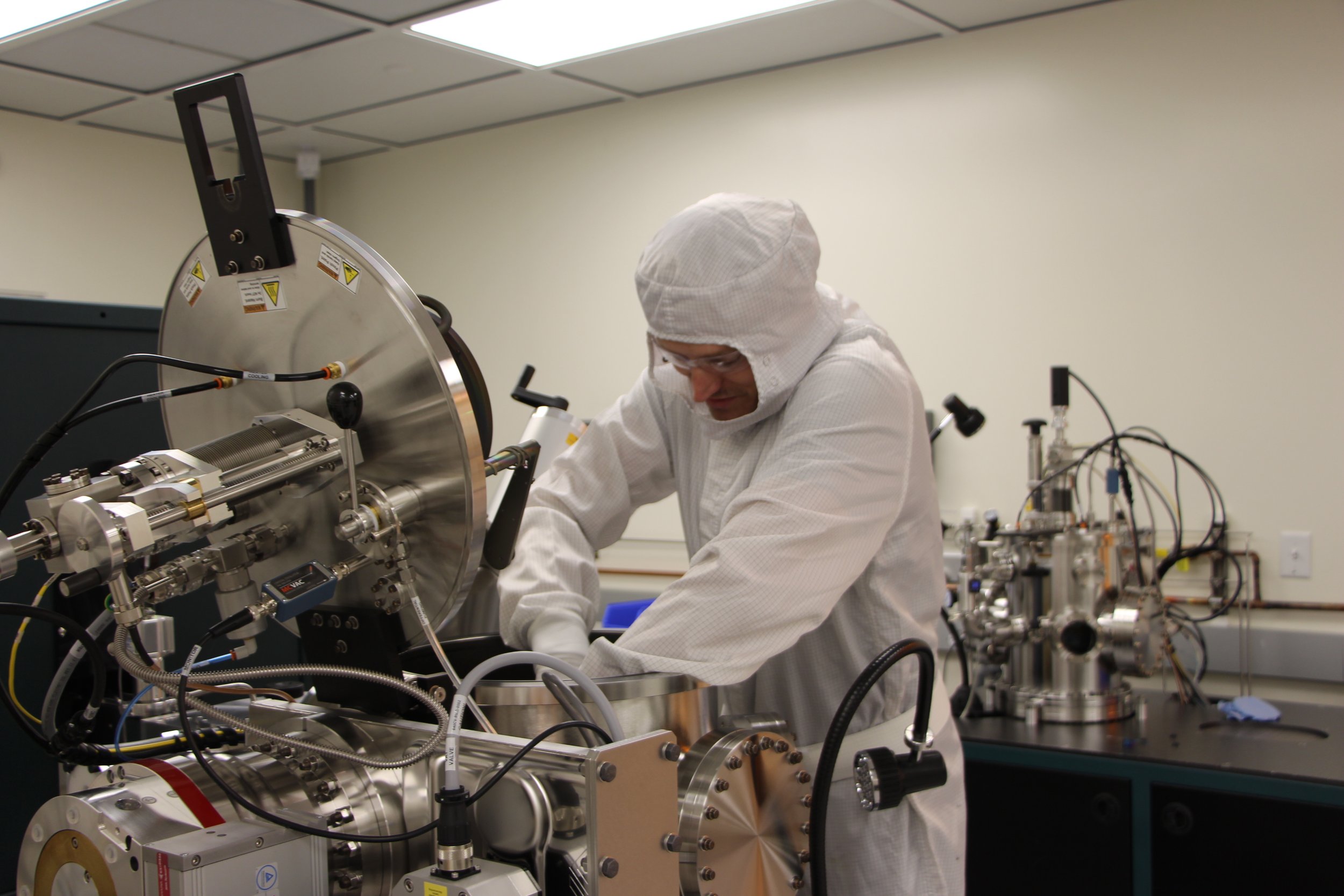 Our process expert working on the sputtering system. A machine for coating thin films in the CNI cleanroom. 