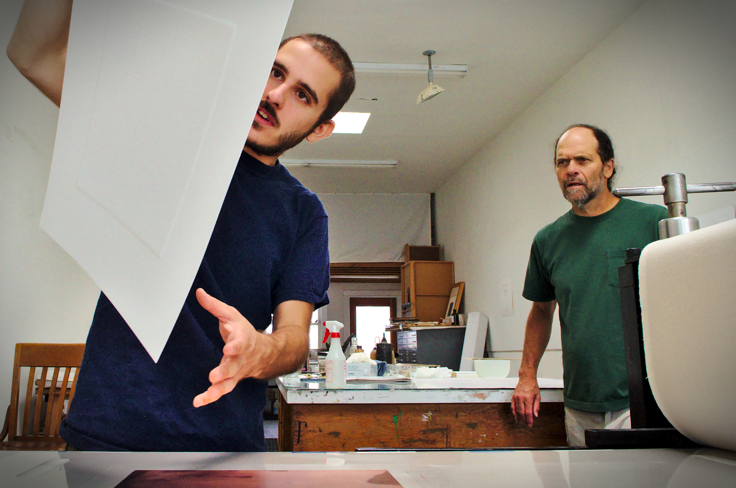  The renowned printmaster Jacob Samuel (right) continues to regularly edit professionnal artists. Assisted by Sam Gessow (left), a young printmaster, Jacob controls an Intaglio editions from the NYC artist Tom Sachs. 