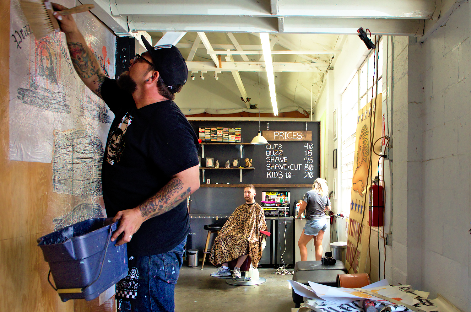  The Nomad centre mixes and emulates a large variety of art forms and actors all around the printmaking core studio: A gallery, art shows, a bookstore, a music studio, and even a tatoo and haircut studios. "People sometimes come first for a haircut, 
