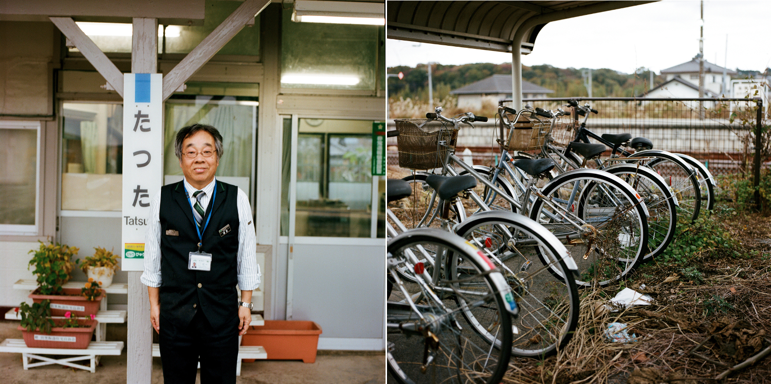 Kamakura Mori travaille à la gare de Naraha Tatsuta, le terminus actuel. Il vient d'Iwaki mais est très attaché à la relance de Naraha. Il me montre fièrement les nombreuses fleurs qu'il a plantées dans et autour de la gare. À droite, une vingtaine de vélos abandonnés sur le stationnement de la gare se font petit à petit envahir par les ronces. Comme souvent au Japon, ces vélos n'ont aucun cadenas, tant les vols sur la voie publique sont rares.