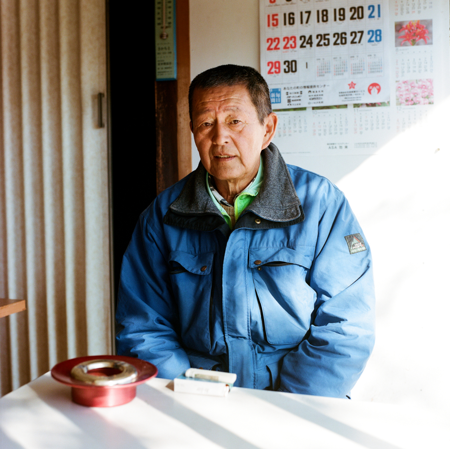 Ce monsieur est revenu dans sa maison, dans l'ancien village de Kido. Il tient un kiosque à journaux avec sa soeur. Avant la catastrophe, il vendait plus de 800 journaux par jour, aujourd'hui moins d'une centaine. Sa maison a subi beaucoup de dégâts à la suite du tremblement de terre et il a dû faire environ 100 000 $ de travaux de rénovation.