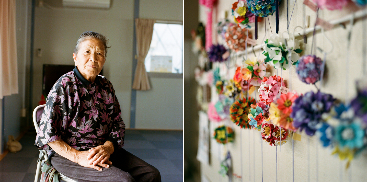 Cette dame de 88 ans discute avec des amies dans une des salles communautaires du campement de Kamiarakawa. Son fils travaille à Fukushima Daiichi. À droite, des kusudama (origami modulaire) ont été fabriqués récemment.