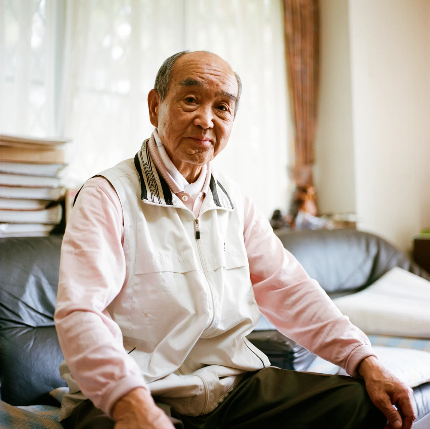 こちらの男性は日本人ですが、1928年に中国で生まれました。第二次世界大戦後、彼は家族と一緒に日本に帰国しました。今は数週間後に妻と一緒に楢葉町に戻る準備をしており、過去4年間にわたって湿気の被害を多く受けた自宅を修繕しているところです。震災以降、彼は妻と一緒に仮設住宅に住んでおり、2年前には肺がんの手術を受けました。