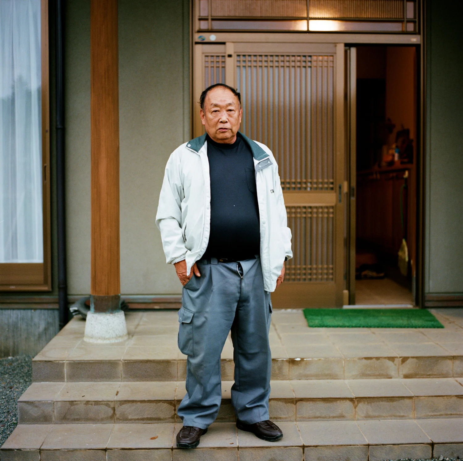 楢葉町で生まれたこの男性は、2014年の夏に一時帰宅許可を申請した1人です。彼は、もし私がもう少し早く会いに来てくれていれば、自宅の下方の川で釣った魚をごちそうしたのに、と言いました。家庭菜園で収穫した野菜は役場で検査をしてもらっています。自宅には政府が除染に来ましたが、自分でもう一度除染作業をすることにしました。