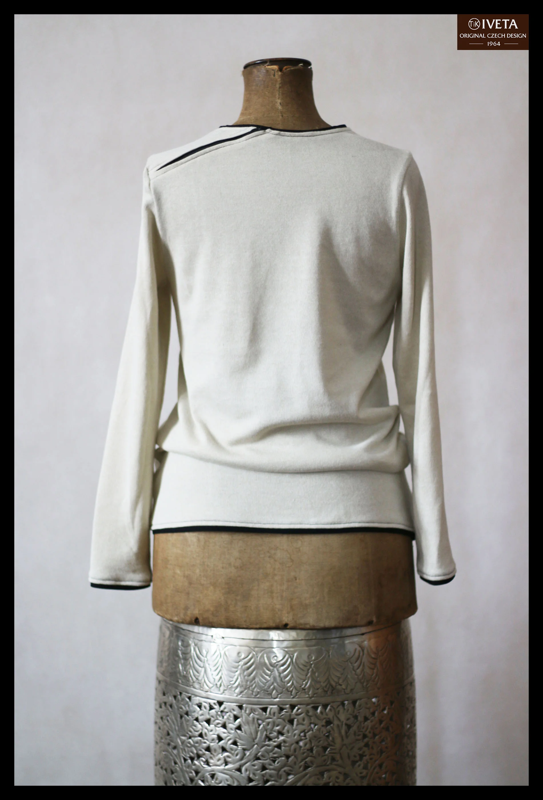 beige knit backW.jpg