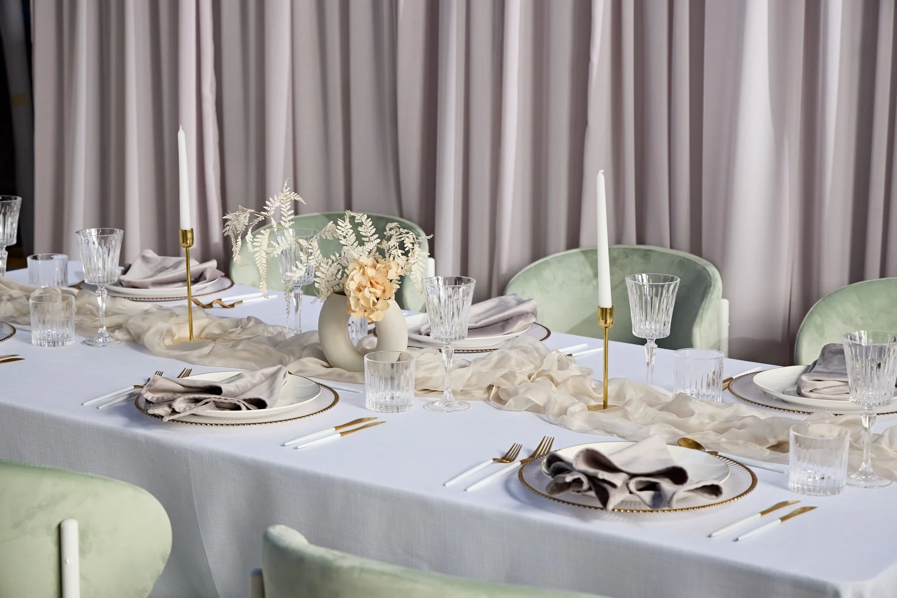 RIBBED GOLD RIM CHARGER