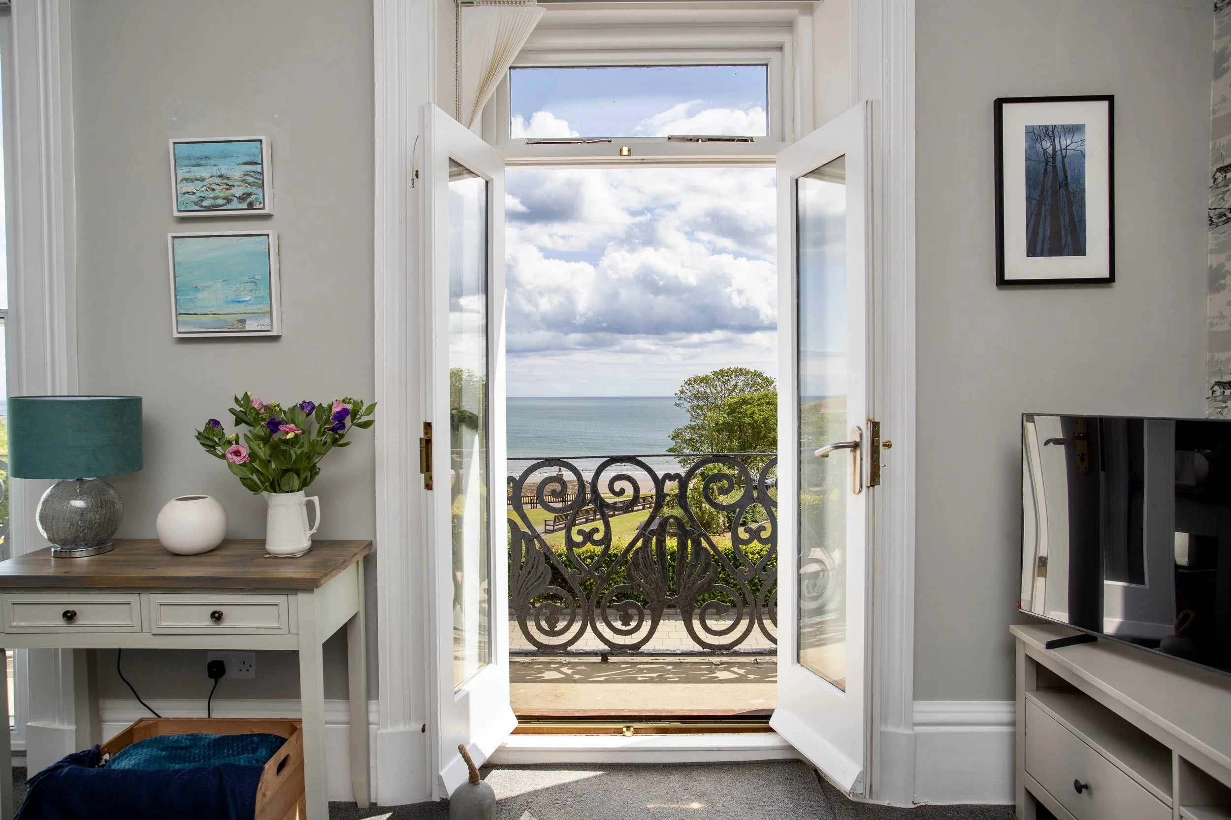 Filey-LivingRoomBalcony-25Jun25-03.jpeg