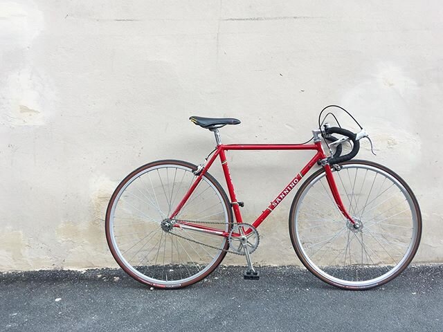 Beautiful little Italian single speed finished today. Such a striking frame deserves some nice parts including new wheels, Campagnolo headset and a lovely gold Shimano 600 Arabesque chainset. You&rsquo;ll just need to take my word for how nice the dr