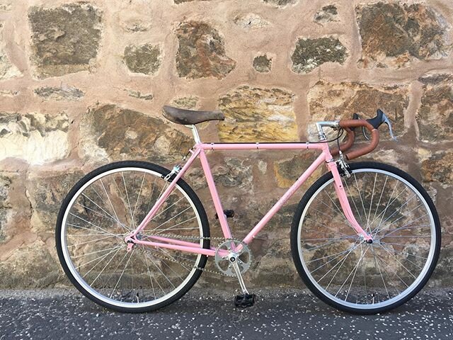 The classic Dawes Galaxy reimagined as a sleek single speed. Great choice of frame and finishing kit by Cameron - bold but pulled off to perfection. Frame restoration by Kris at Hendersons, decals by @hlloydcycles .
.
.
.
#Dawes #DawesGalaxy #Reynold