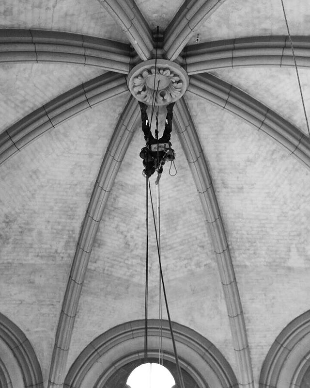 There are many ways to get the job done..
..upside-down is my favourite. (Throwback from a church restoration project for @stoabockseiltechnik in Munich)
.
.
.
.
.
#throwbackthursday #ropeaccess #everythingispossible #irata #ropeaccessgermany #ropeac