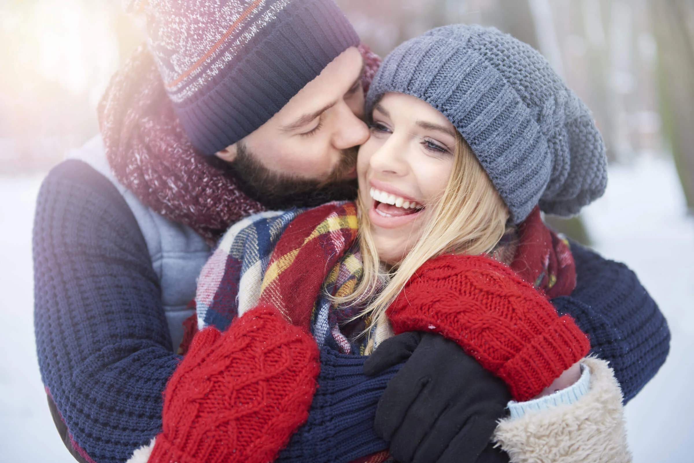 Winter-Engagement-Photos-Outfitting-for-the-Occasion-Toledo-Wedding-Guide-1.jpg