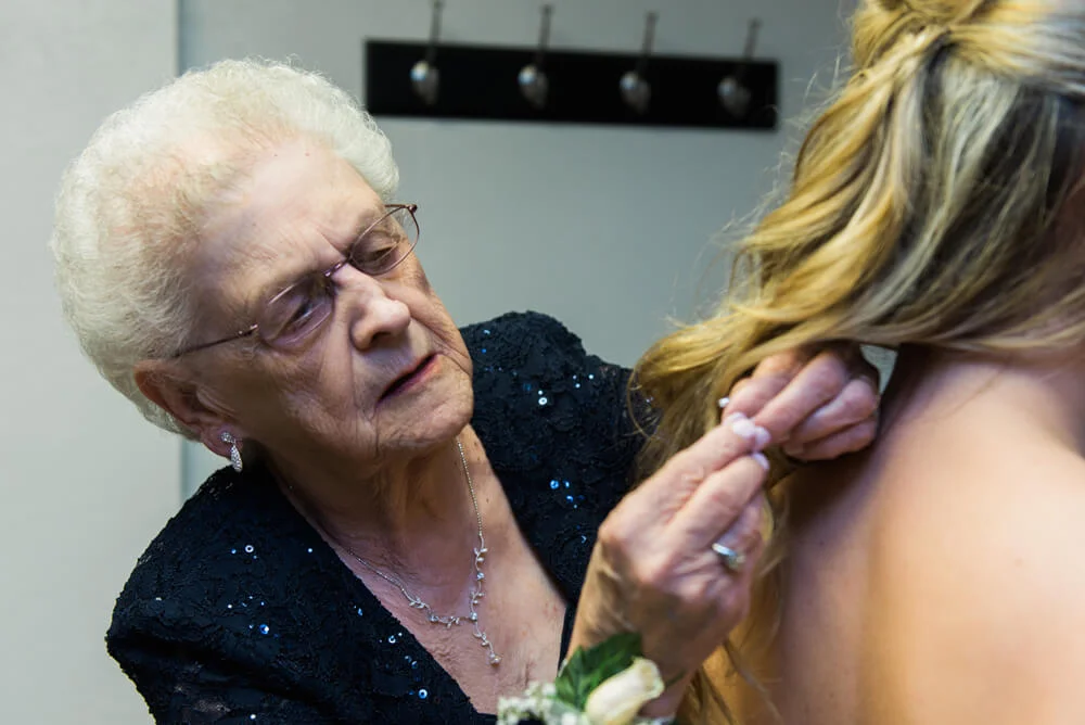 Heather downs country club wedding photos_10.jpg