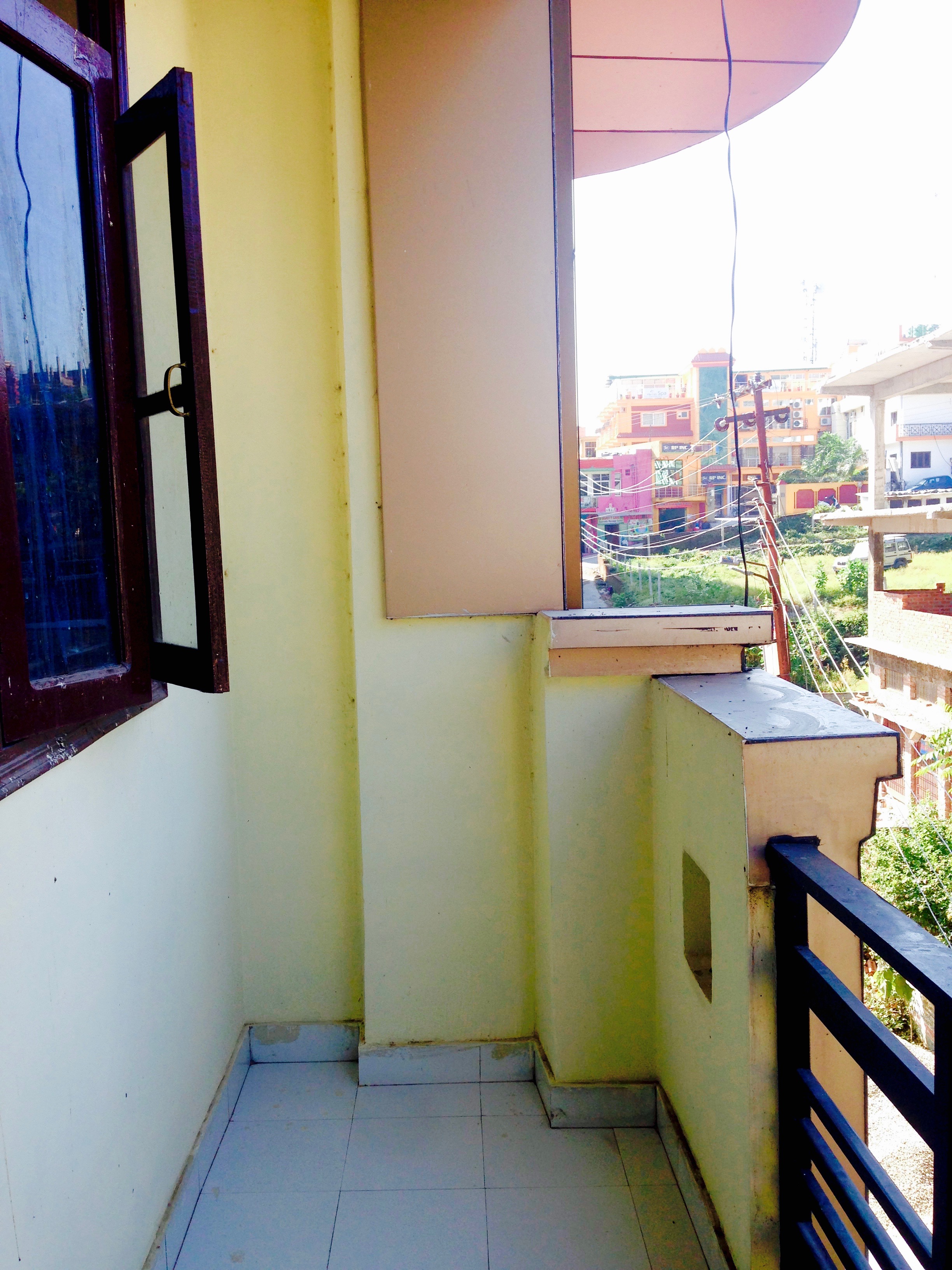 Balcony number one. You can see the fresh produce "agency" (they really mean market) up the road.
