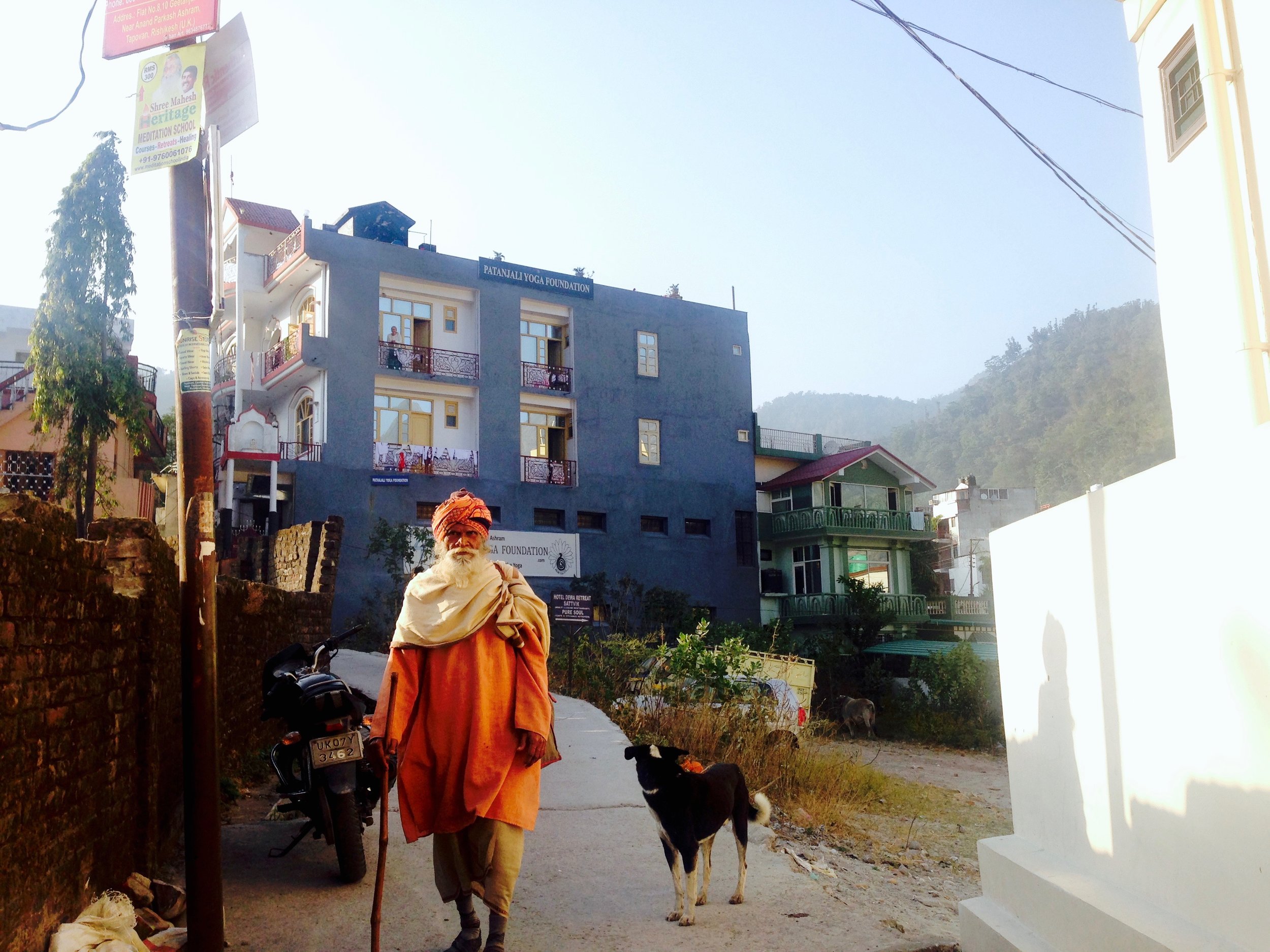 Photographed on a different day, but here's another baba/guru sighting not too far from the apartment. Babas come in all shapes and sizes, but one thing's the same: orange robes which signify "god"