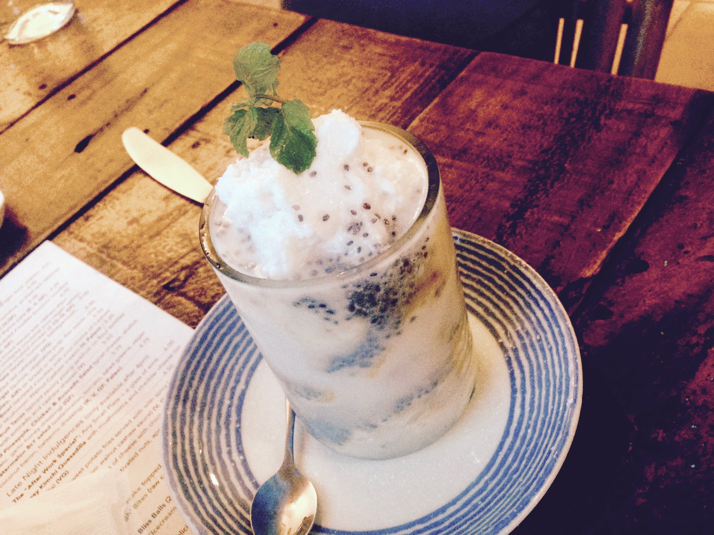 Coconut yogurt, chia seeds and anti-inflammatory fruits