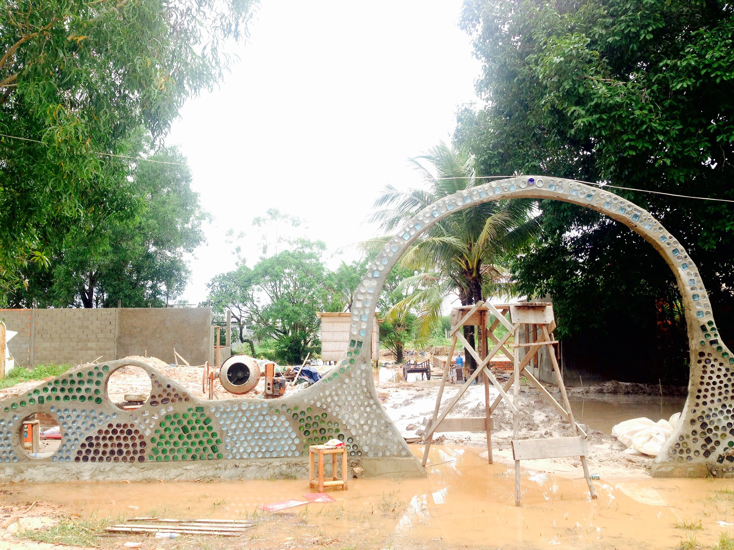 Glass bottles seem to be part of the construction method of earthships?
