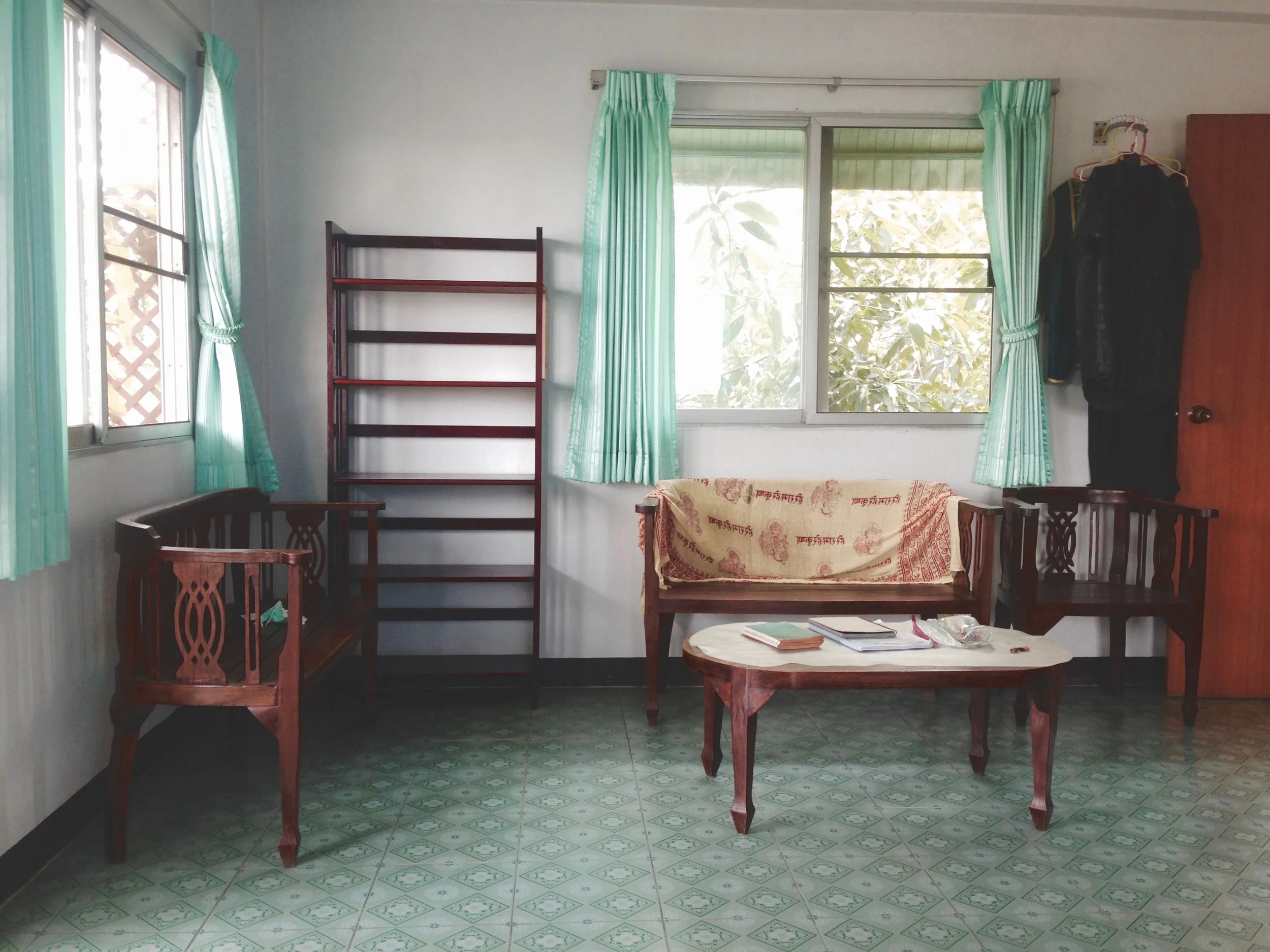 Back home to Chiang Mai - found a sweeeeeeet guesthouse with 10 windows, private balcony and serious space for all your morning yoga needs