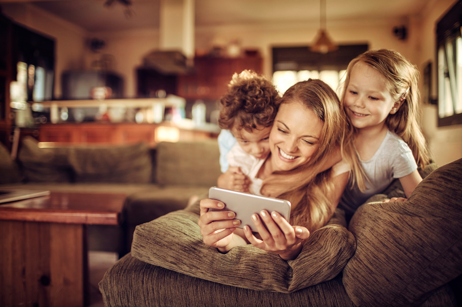 Family-using-a-phone-599760162_8574x5715-(1).jpg