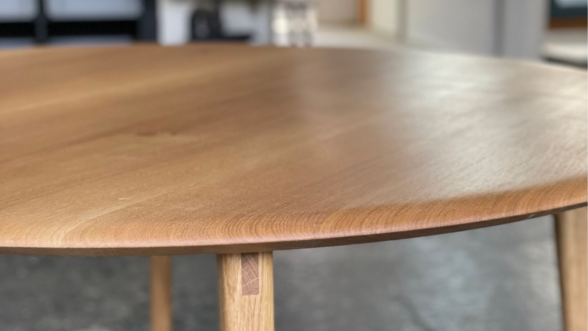 Designer Tisch aus Holz
