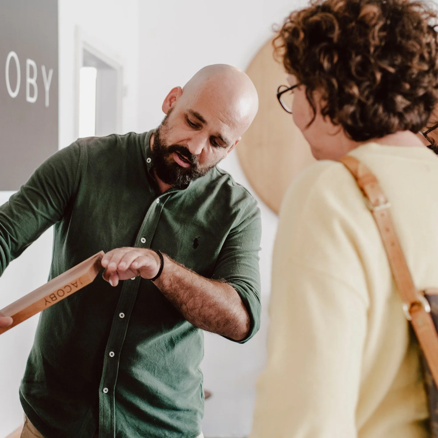 Ein Besuch bei uns f&uuml;r eine Beratung ist meist gef&uuml;llt mit spannenden Infos &uuml;ber unsere H&ouml;lzer, eine kleine F&uuml;hrung durch die Schreinerei und wenn erw&uuml;nscht einer Tasse Kaffee.
Besonders Cyrill hat sehr viel spannendes W