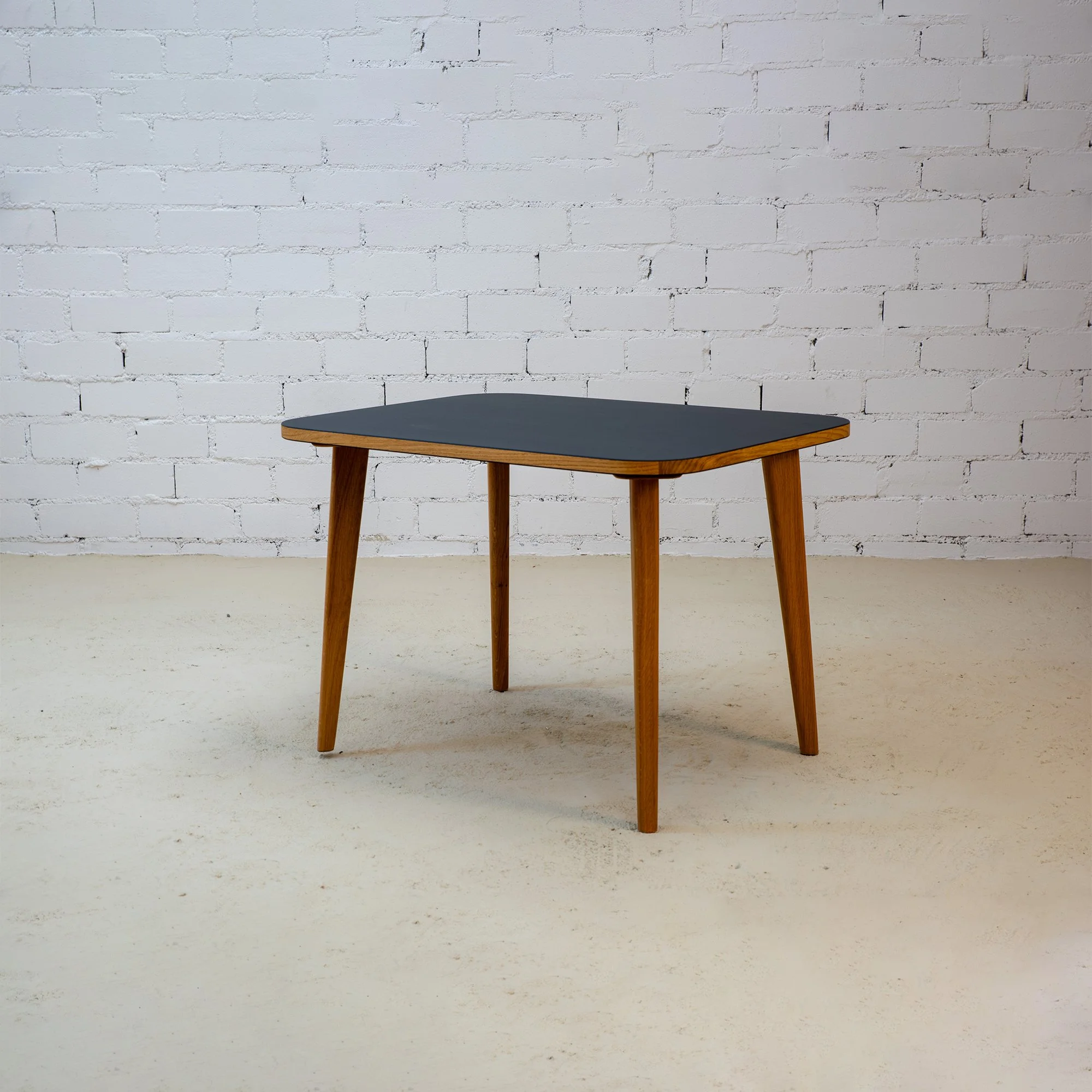 Tisch Arvid / Austellungsmöbel