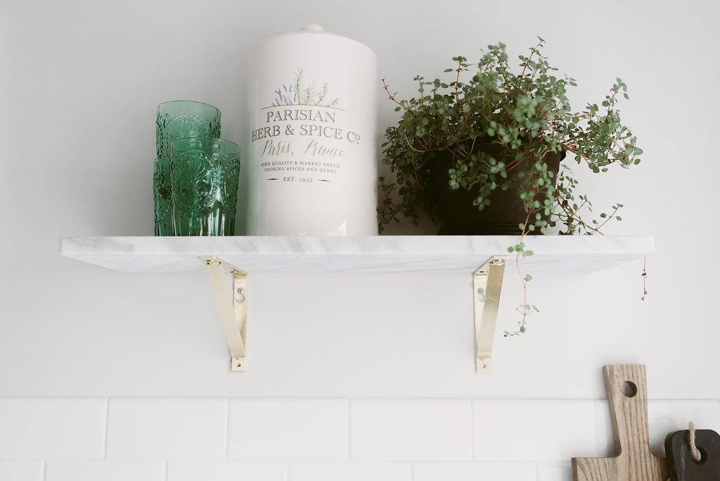 deboe-studio-interiors-marble-kitchen-shelf-style.jpg