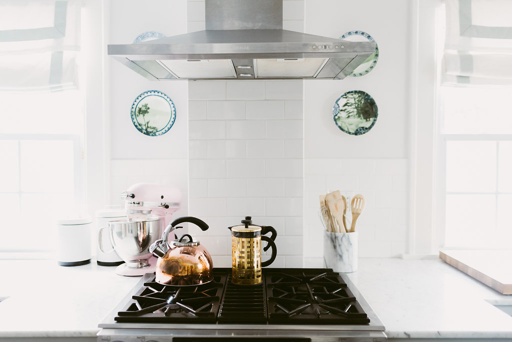 deboe-studio-interiors-white-subway-tile-marble-counters.jpg
