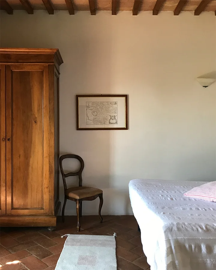 Ingredients for the perfect Italian country bedroom: wood, terra-cotta, wool, cotton…