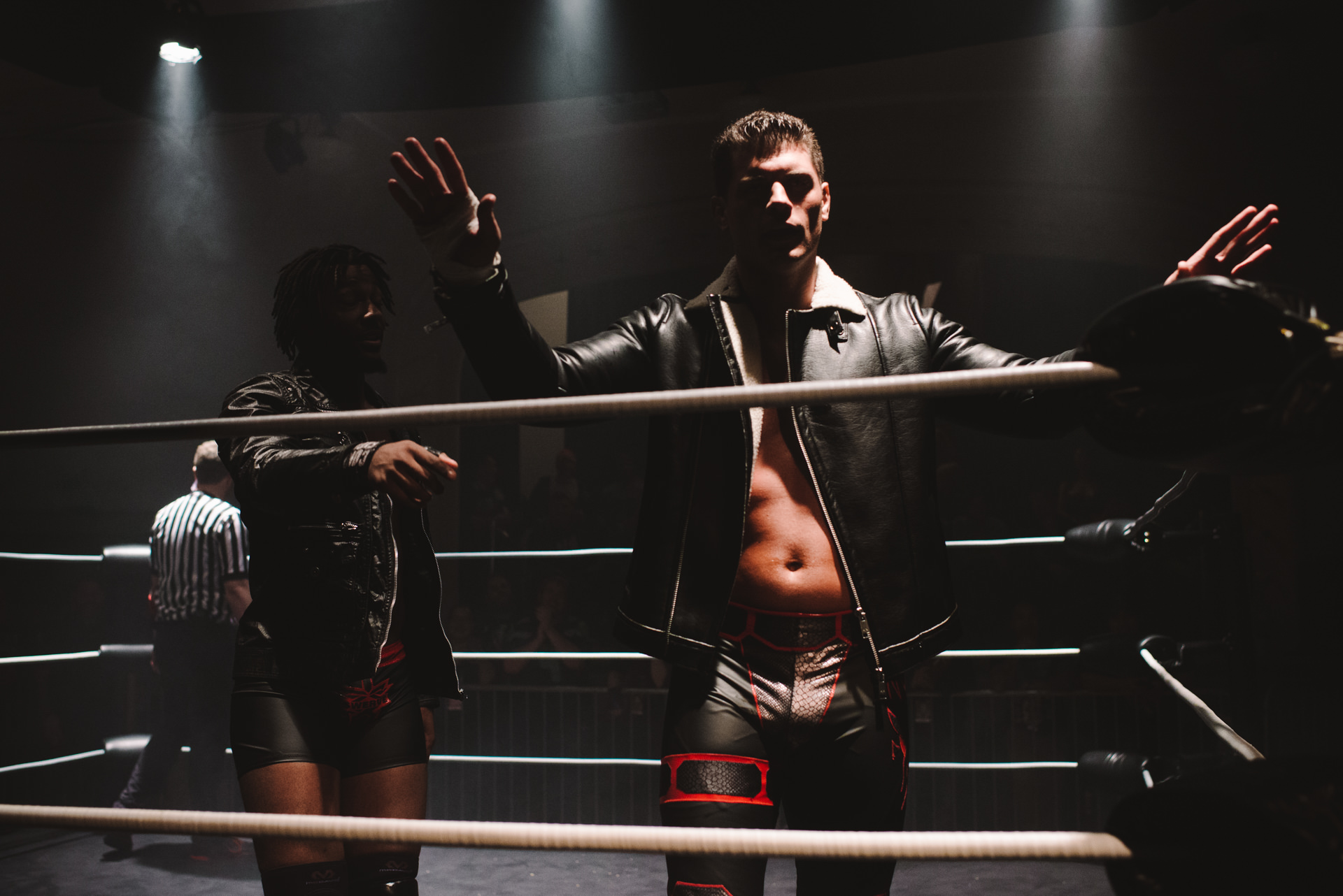 Бокс друг против друга. Коди Роудс Рестлер 2017. Бой на ринге. Бойцы на ринге.