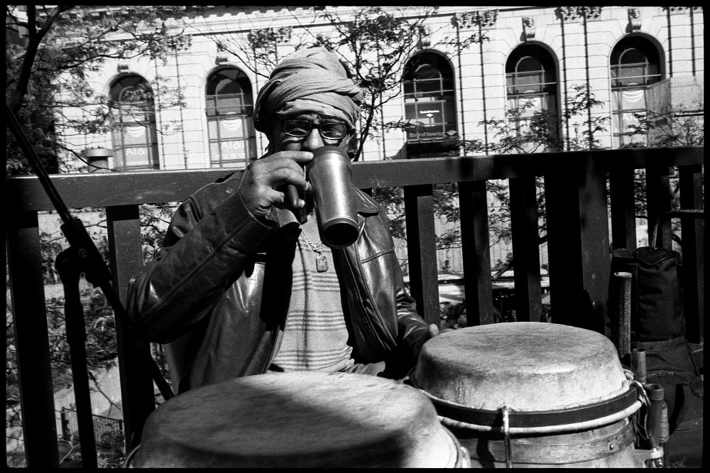 #0435_35A - Street Performer, Mid-Market Street. San Francisco, CA. March 2016. Leica M2, Zeiss 35mm f/2, Ilford HP5 400.