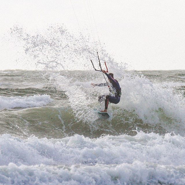 Photo: @waterblessings
~
~
~
@kite.se @airushkites @oneilleurope
#airushkiteboarding #airushkites #straplesskitesurfing #waves #nopalmtrees #coldwaterstoke #kitesweden #thekiteshots #adventure #nature #kiteworldmag #kite #kitesurfingphotos #neverstop