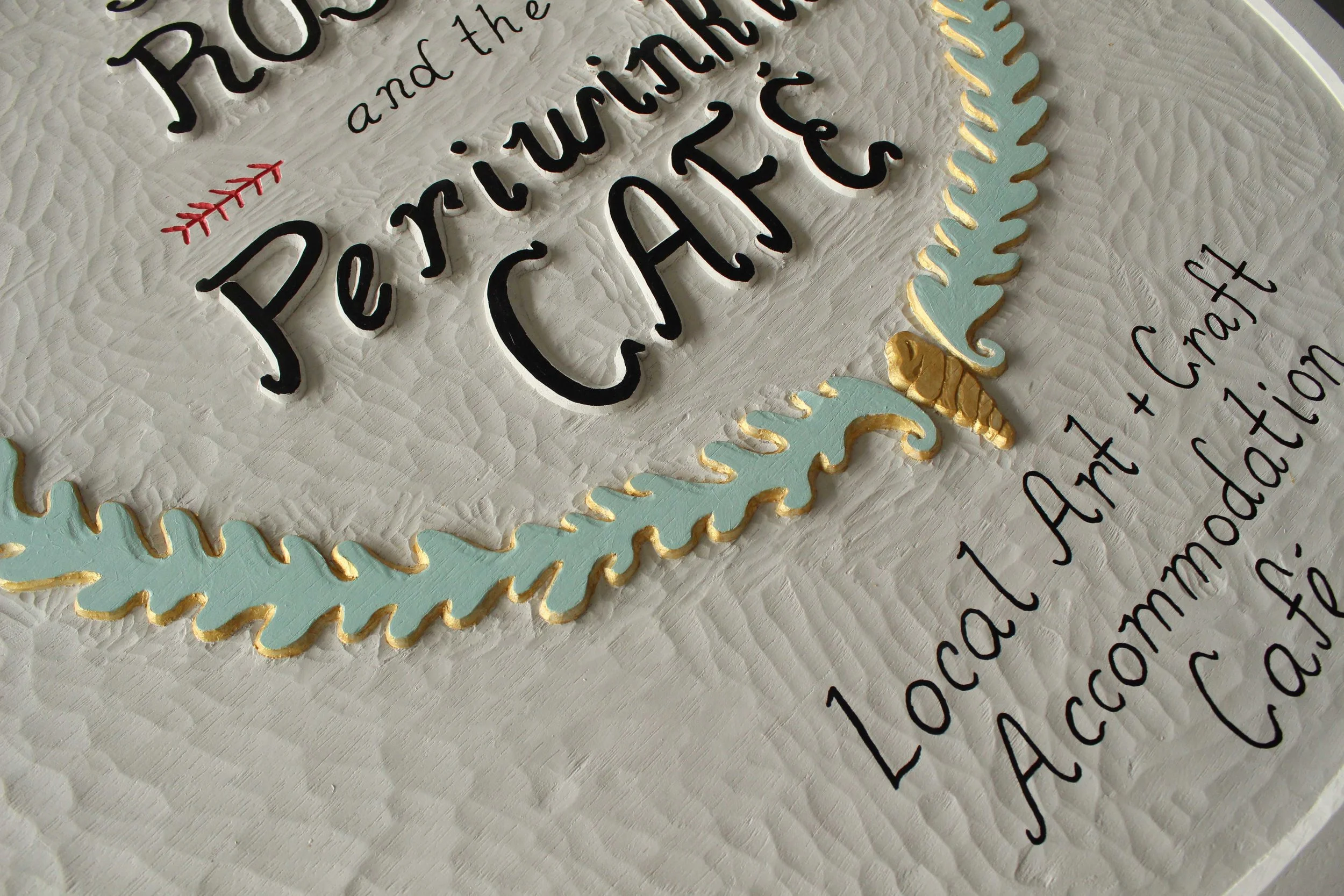 hand carved sign, lettering, made in montreal, custom signage, sculpté à main, sur mesure