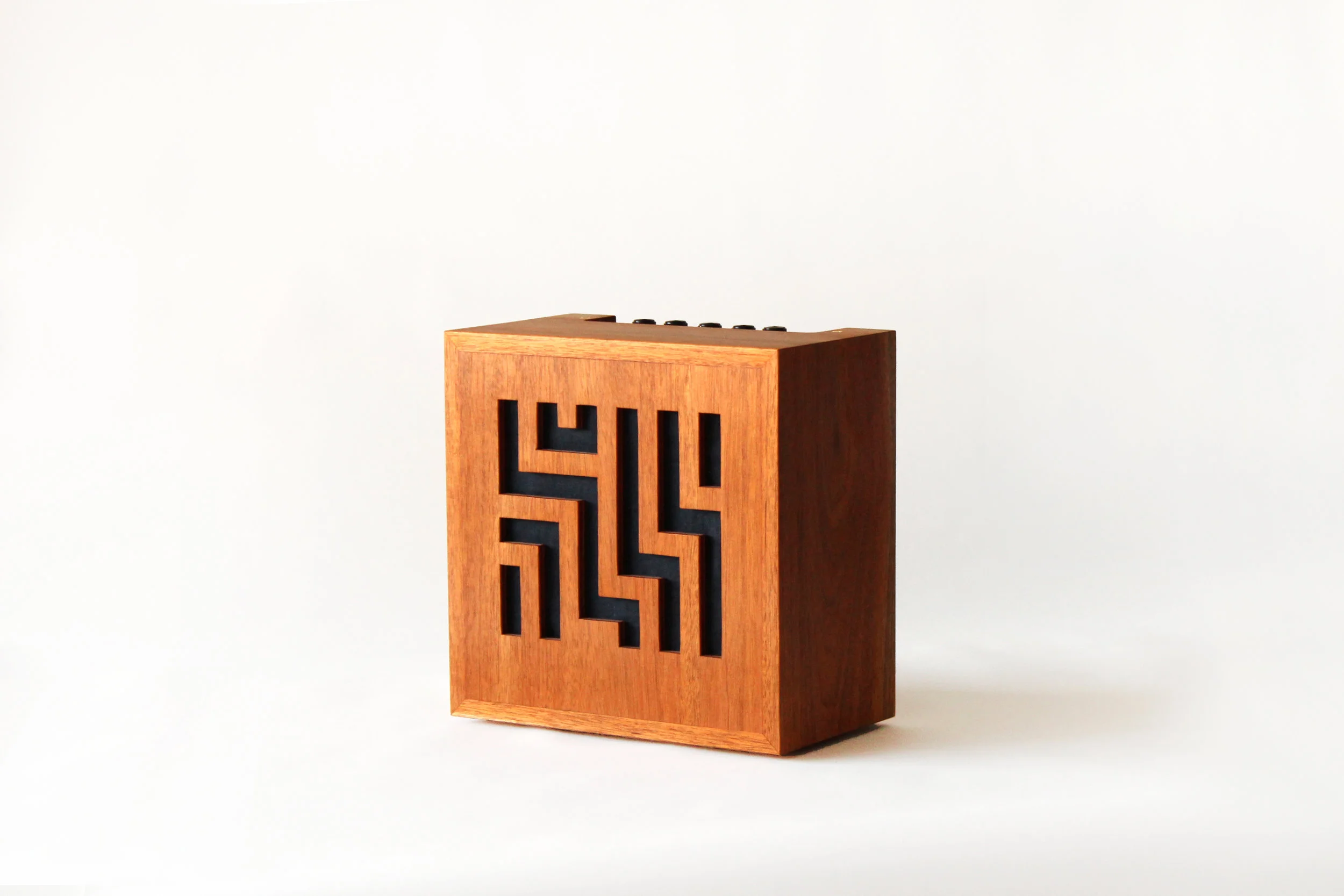 Emma Senft, custom amp, mahogany, solid wood, fine furniture, Montréal, meubles sur mesure, Quebec, custom music gear, mahogany cabinet, vintage radio, art deco, 