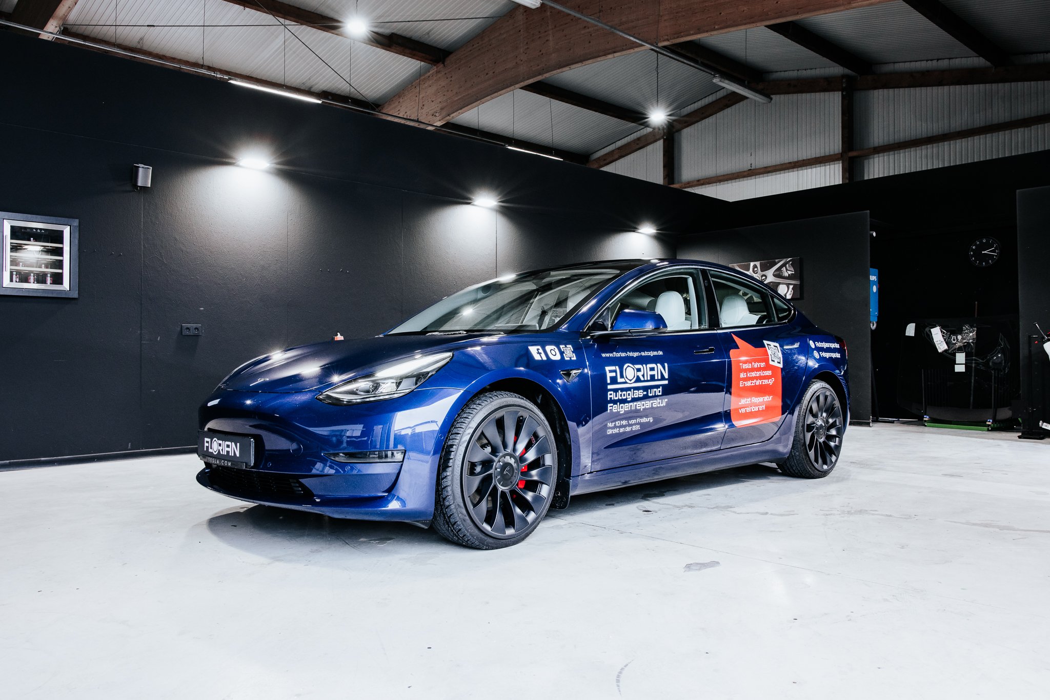 Florian-Tesla&Vermessungsgerät-WEB (2 von 5).jpg