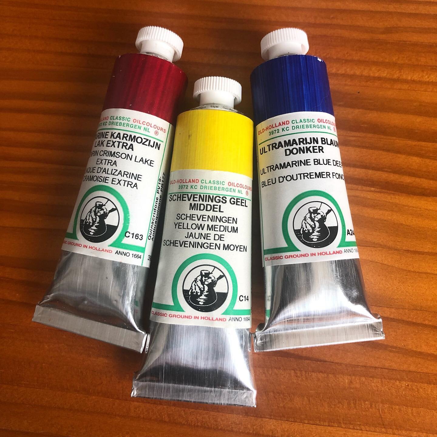 Can&rsquo;t wait to tryout these new @oldhollandcolours paints!! Such a lovely birthday gift from a dear friend 🥰 I know what my next limited palette is going to be!
&bull;
#oilpainting #stilllifepainting #artistsoninstagram #oldhollandpaints #oldho