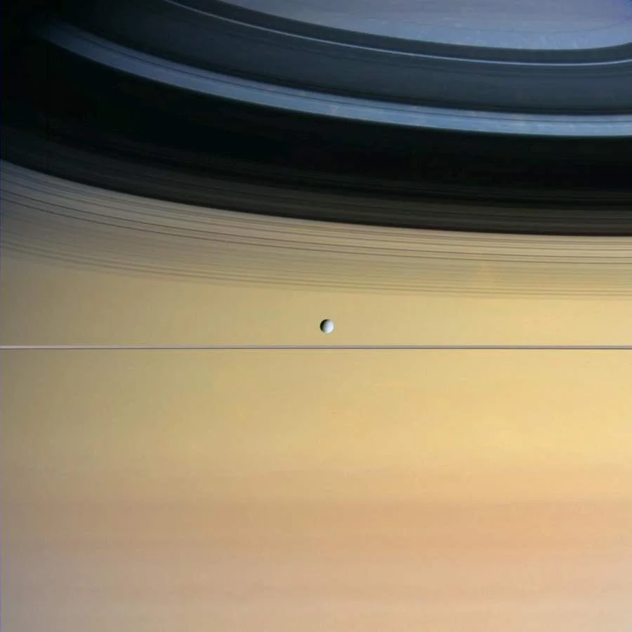 dione-PIA07771-900.jpg