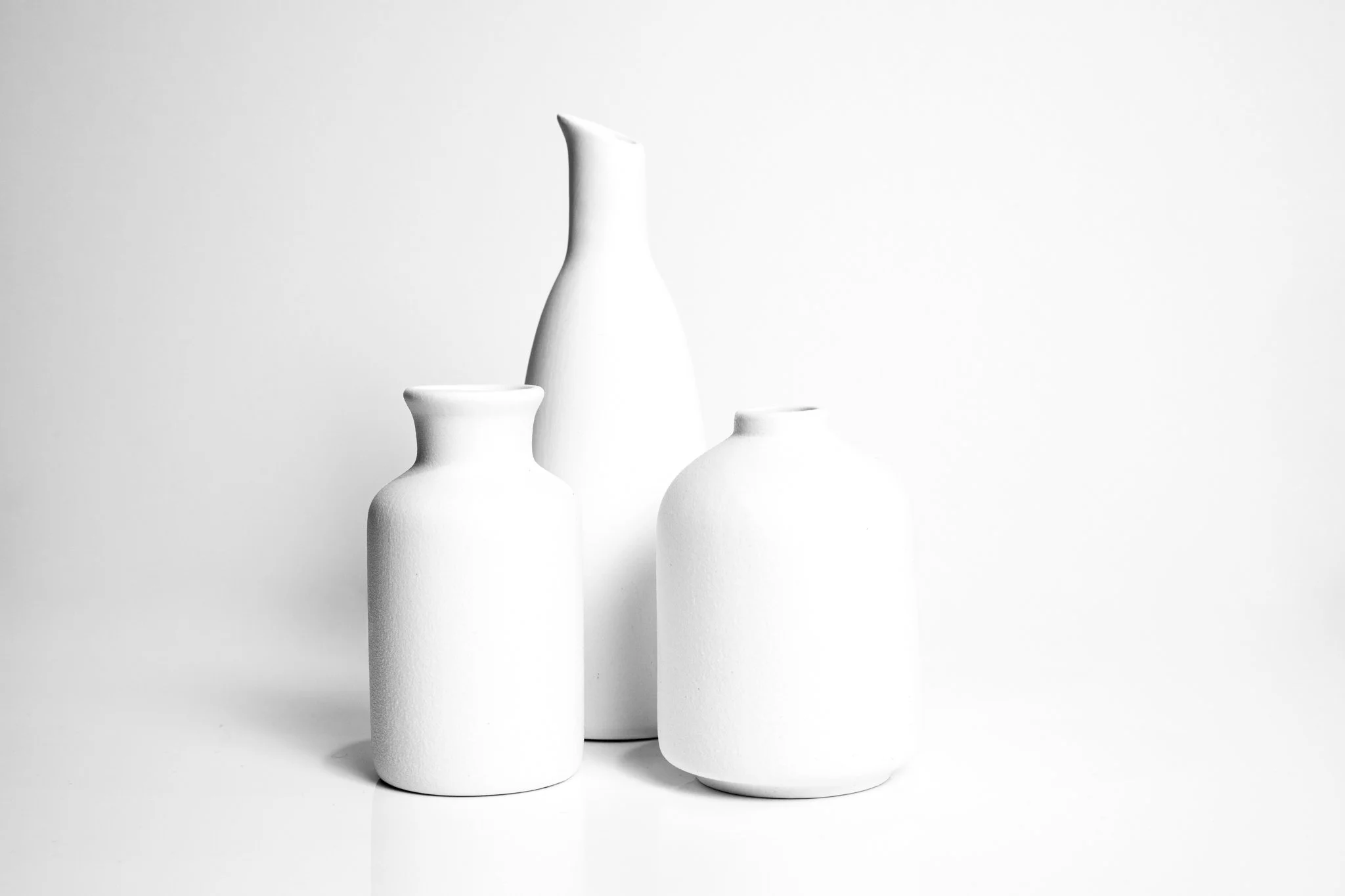 Simple B&W photo of vases