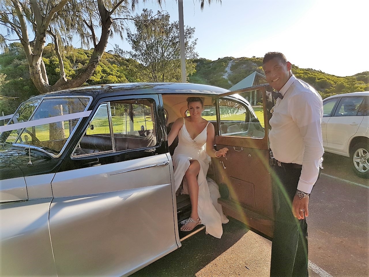 21-Kate_and_Ray_with_Very_Nice_Classics_wedding_cars_for_the_beach_wedding.jpg