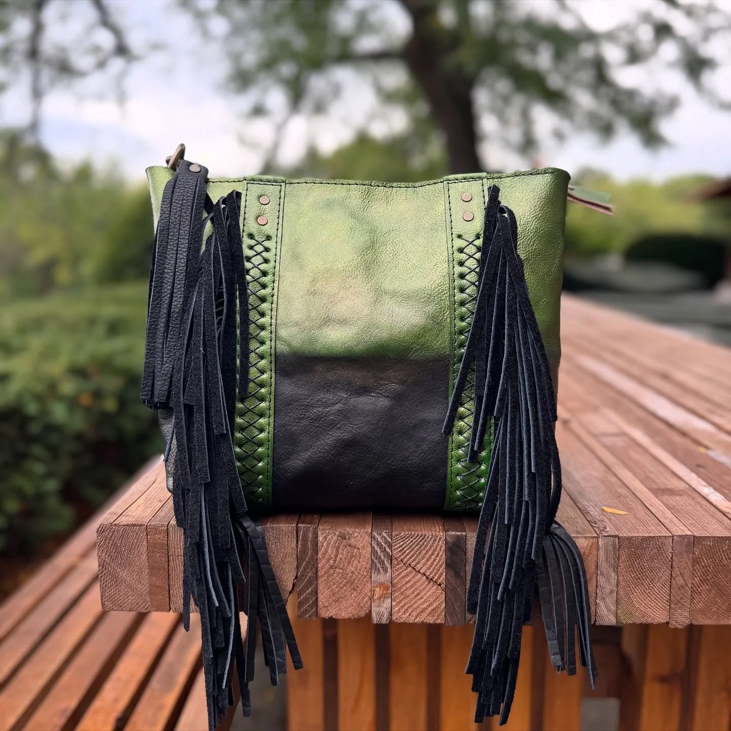 Another glance at the custom order I finished last week. Design Your Own is open! My turnaround is 4 weeks. Some leather options are on back order so be on the lookout for those website notes when ordering!

Short Tote in a vegetable tanned cowhide (