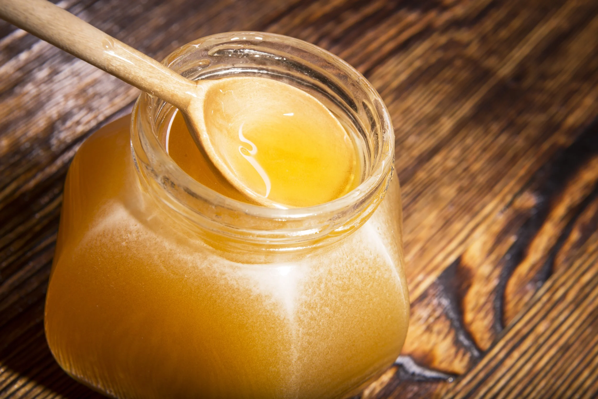 Preserving Purity: The Case for Wooden Spoons with Manuka Honey