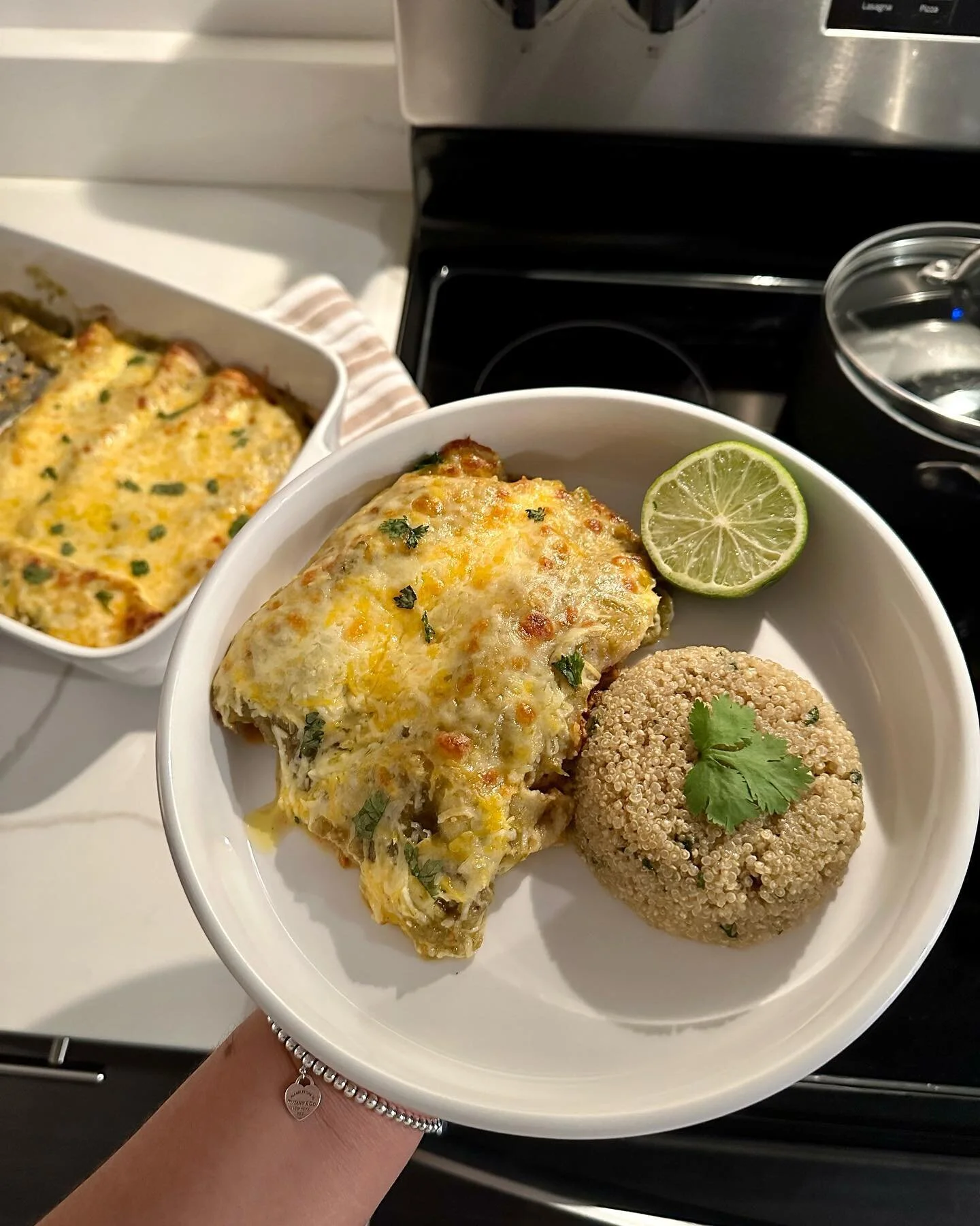 Are you team GREEN enchilada sauce or RED?! 💚❤️ Last week I made my Should Be Famous enchiladas with @sietefoods Almond Flour tortillas! 

Don&rsquo;t let these grain free wraps fool you! They&rsquo;re so delicious! 😋 

1. Boil, drain, then shred c