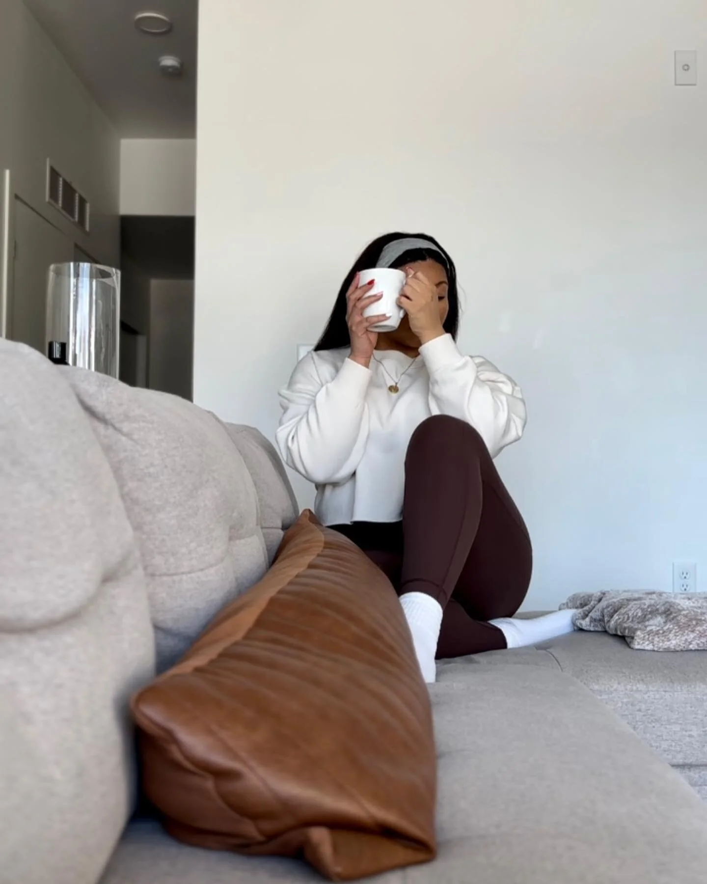 ☕️🧘🏽&zwj;♀️ | slide no. 2 by the beautiful @samozkural ✨🌸
&bull;
&bull;
&bull;
&bull;
&bull;
#happyfridayyall #fridaymeditation #fyp #explorepage✨ #wordsofwomen #powerofthemind #lawofattractionaffirmations