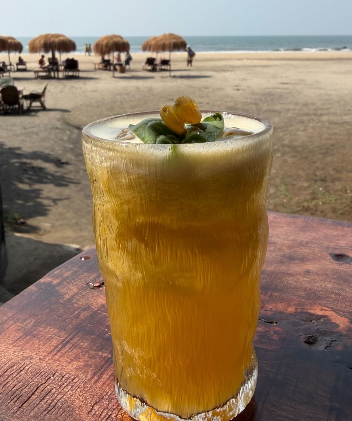 Highly recommended for your Saturday: Come listen to @zanerodriguesmusic playing live at todays Sunset. Enjoy it with tropical &rdquo;Smash on the Beach&rdquo; from the Bar. 

#ashvem #sunset #livemusic