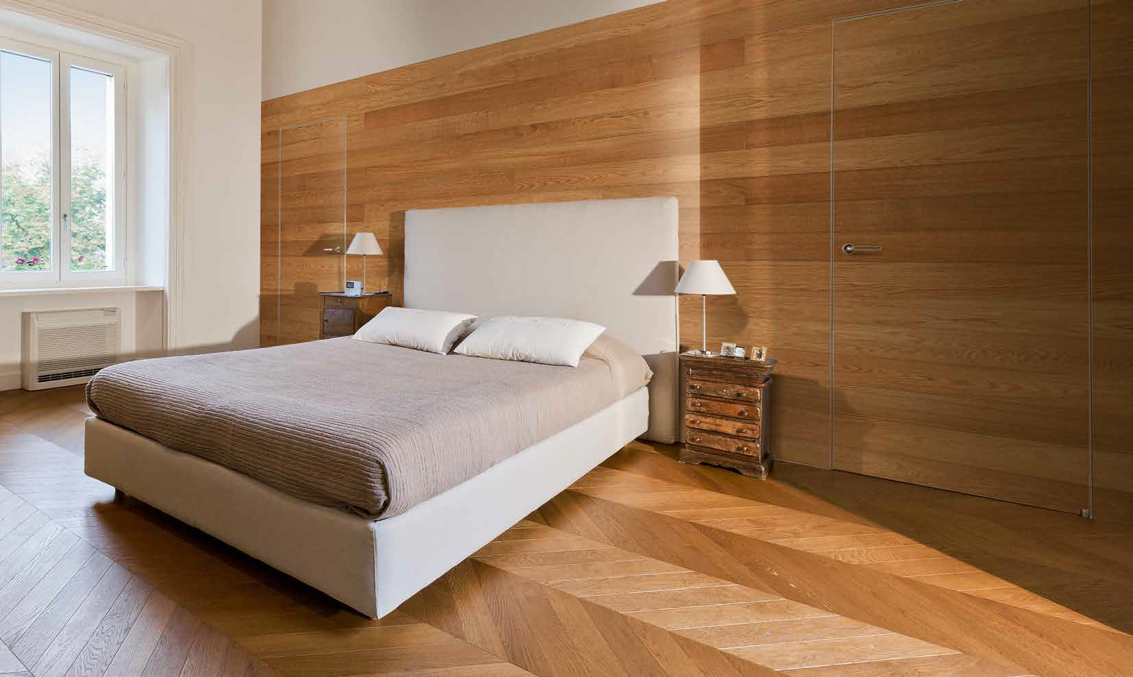 Frameless doors, walls and floor in Oak