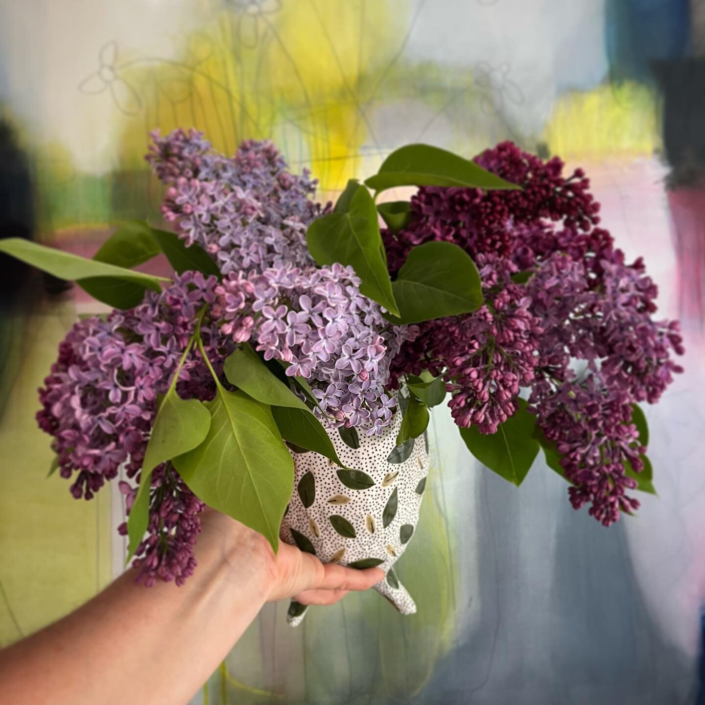 Obligatory lilac pic of the season 💜 
We just found those deeeeeep purple ones today! They must be a different variety, which means we have three different varieties 💜💜💜 What&rsquo;s your favorite flower? 
.
#birkelundboutique #birkelundkeramik #
