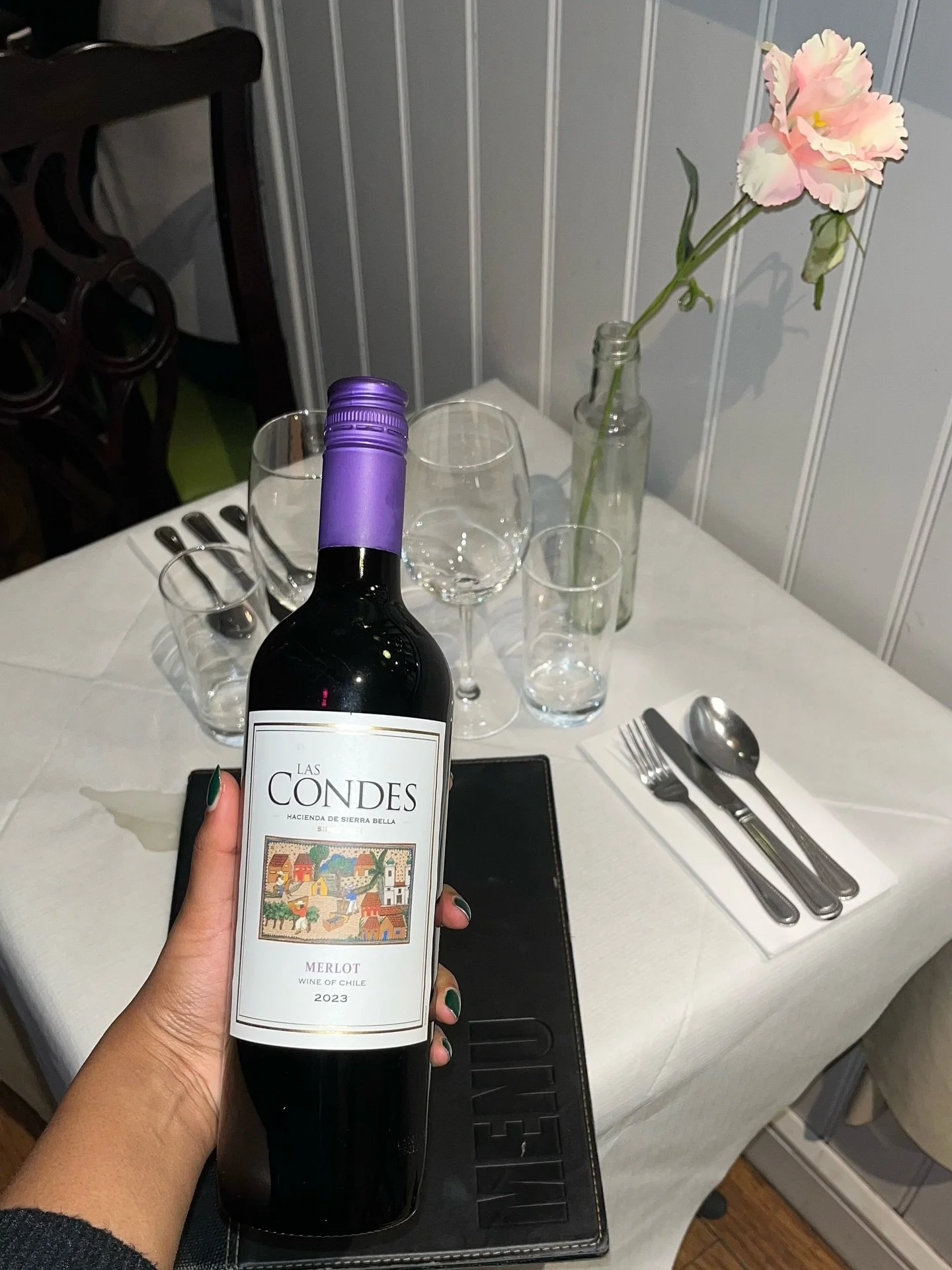 Raise your glass and enjoy the rich taste of our best red wines!🍷✨