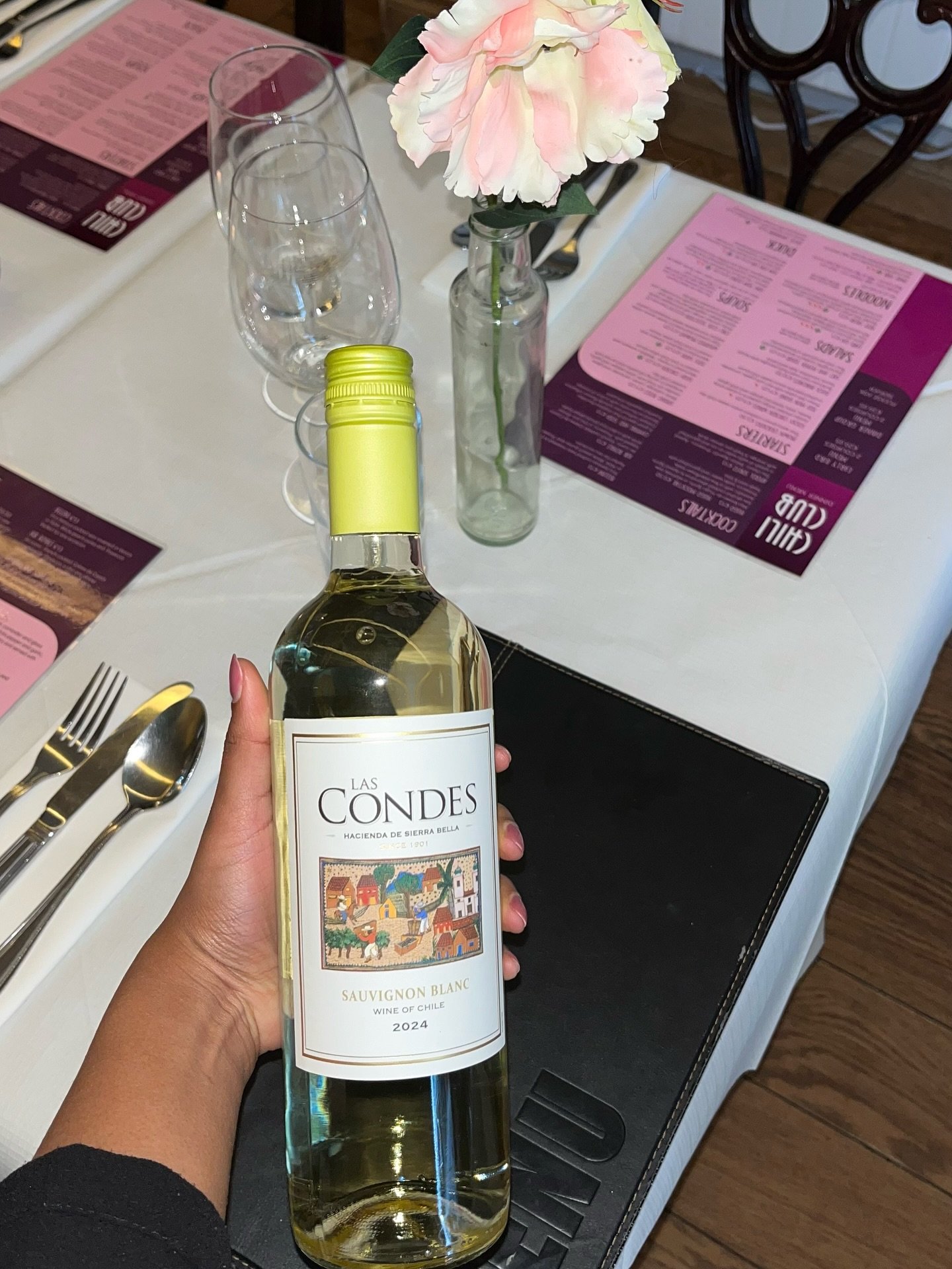 Fresh vibes only 🥂 Taste the light, refreshing notes of our white wines✨