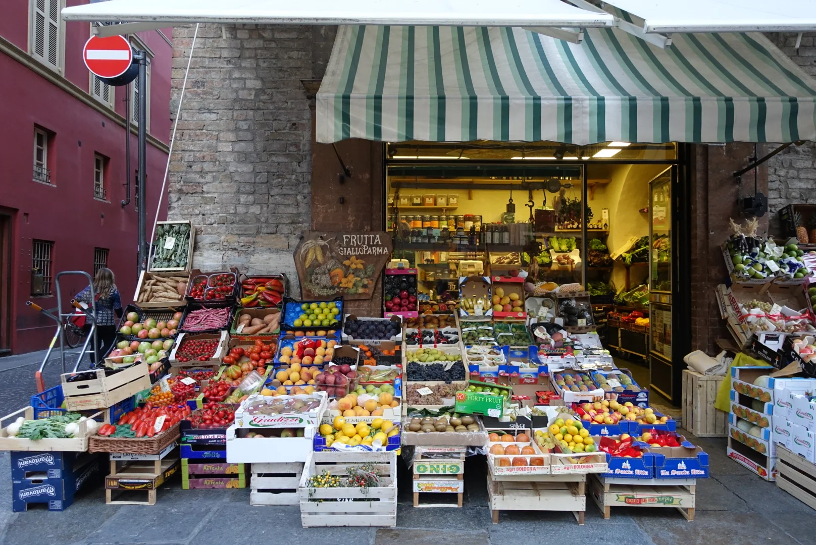 La frutta. Is that right? I'm trying to learn Italian on Duolingo. It says I am 7% fluent in Italian but I think it's lying to me because I can't say much at all except for "Io ho una banana." Which, to be honest, I'm not even sure is right, or a se…