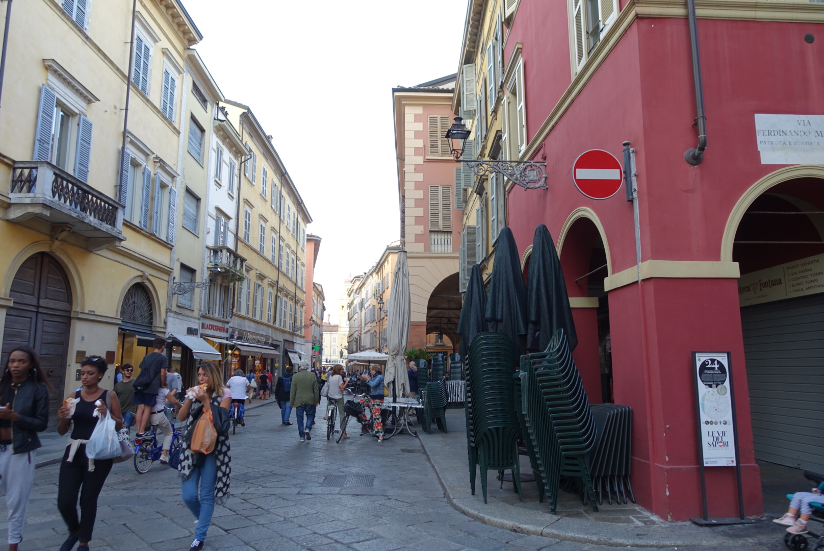 Parma is quite small so it's pretty easy to get anywhere. We were hoping for Enoteca Fontana to open (on the right) for their €1,40 wines but they were closed on Mondays.We found a wine bar down the road (Tabarro) and had a drink before heading to G…
